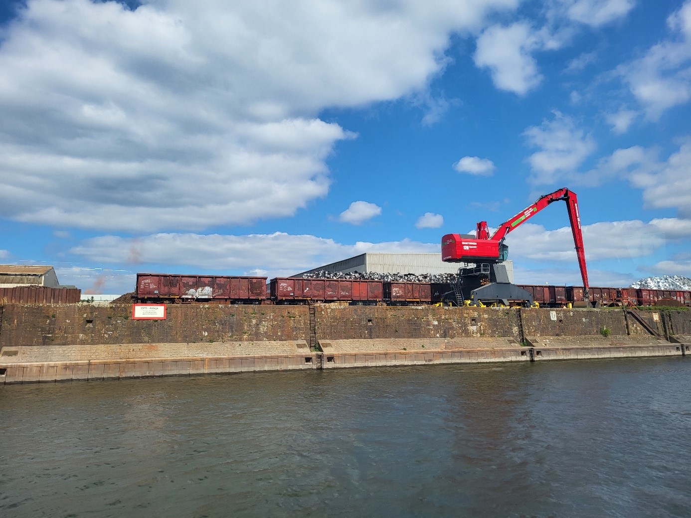 Hafenanlage mit Zertifikat für Seeschiffsverkehre (ISPS-Anlage) bei Rhein-Km. 776. Foto: MUNV.
