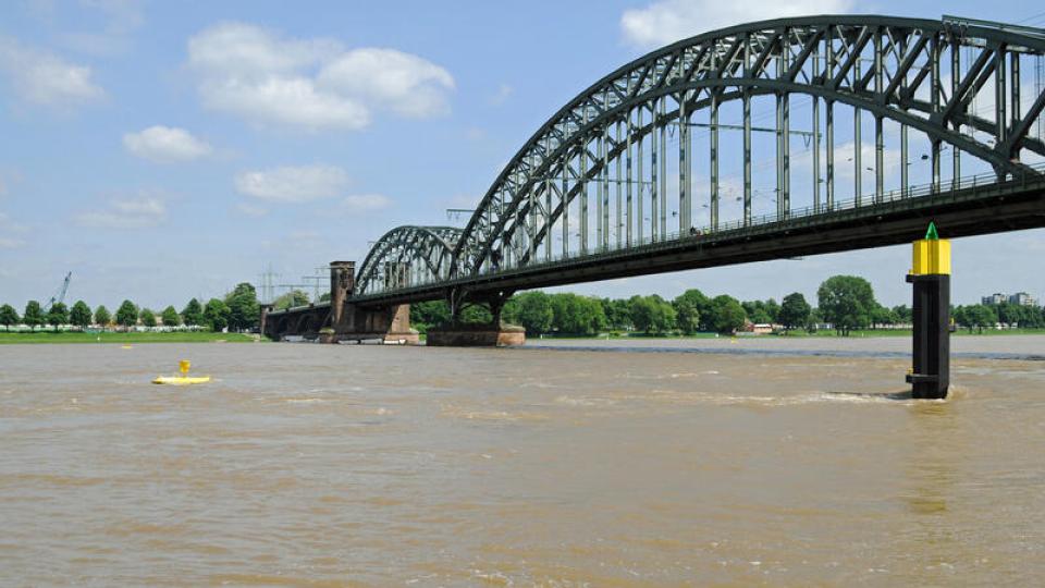 Kölner Südbrücke bei Hochwasser. Foto: Kay Augustin/panthermedia.net