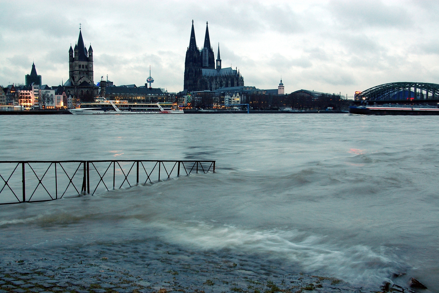 Hochwasser am Rhein bei Köln. 