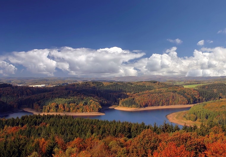 Die Wiehtalsperre im Naturpark Bergisches Land. Foto: Rolf Wengenroth/Tourismus NRW e. V.