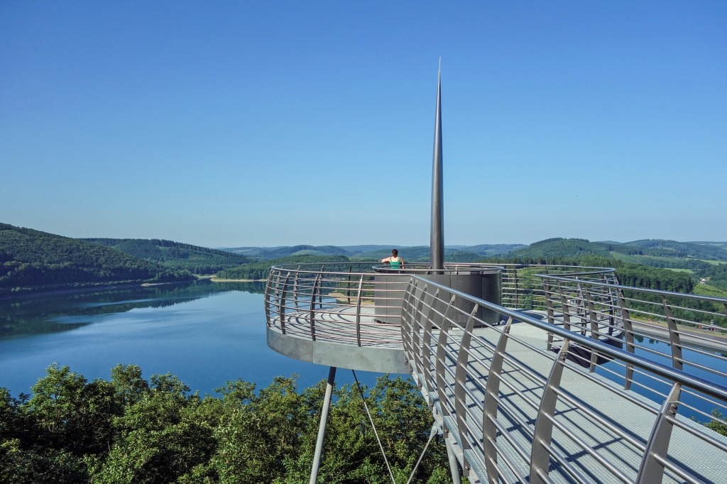 Ausblick auf den Naturpark vom "Biggeblick". Foto: Dennis Stratmann/Sauerland-Radwelt e. V