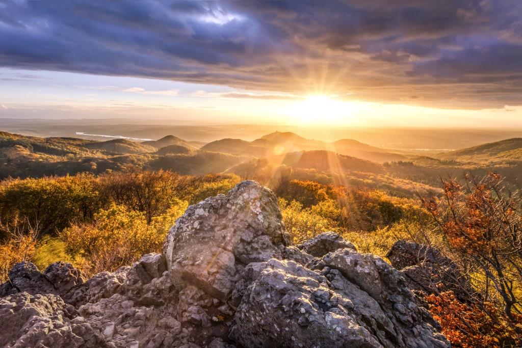 Blick vom Ölberg im Naturpark Siebengebirge. Foto: fotomorgana/panthermedia