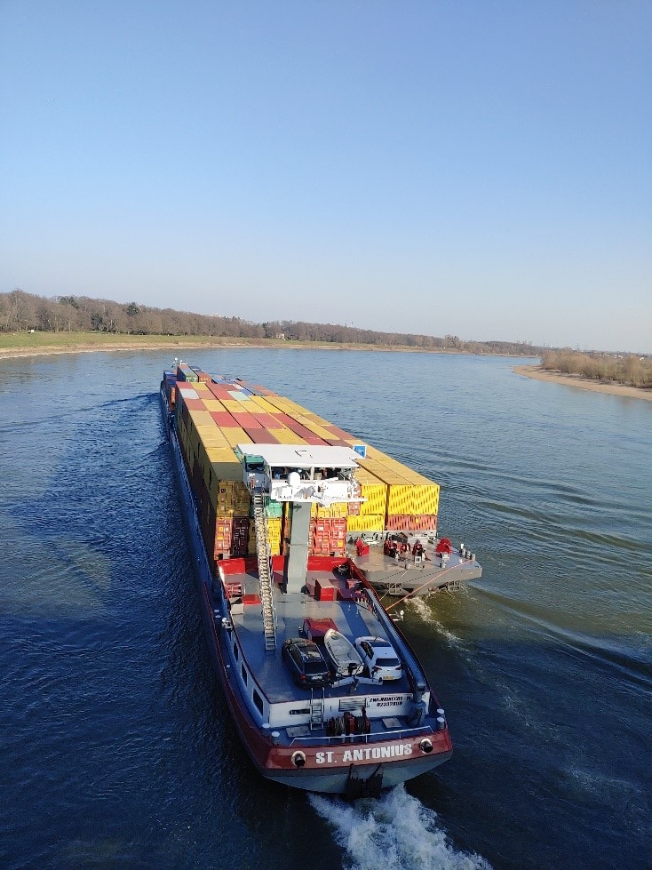 Containerschiff bei Rhein-Km. 733. Foto: MUNV.