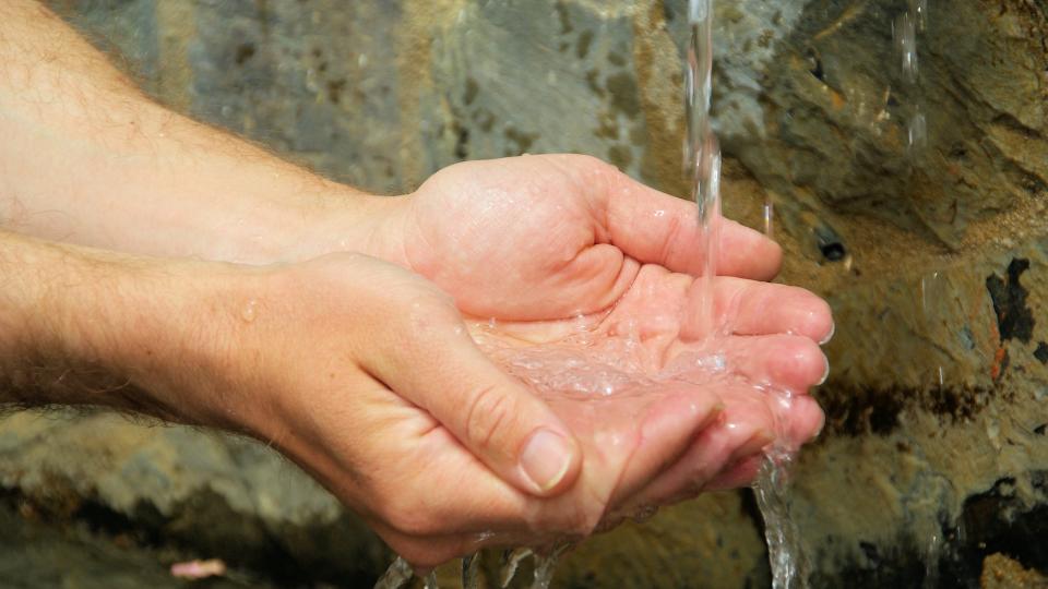 Brunnenwasser.