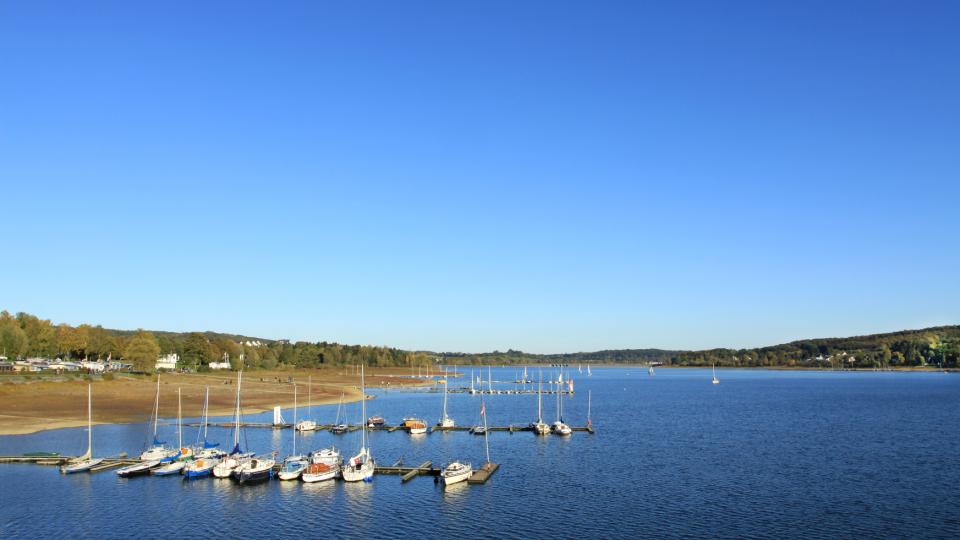 Der Möhnesee im Kreis Soest wird durch die Möhnetalsperre angestaut.