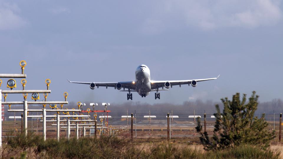 Flugzeug im Landeanflug. 