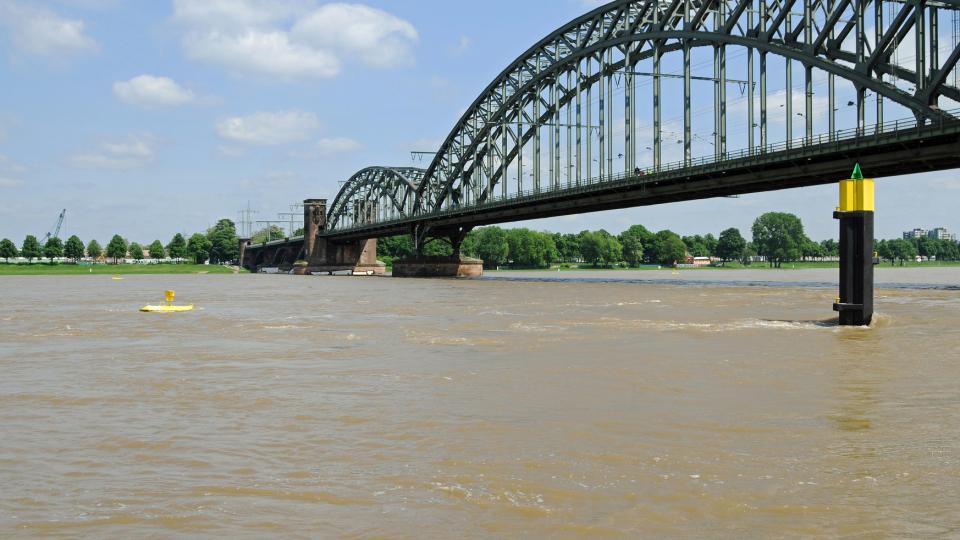 Kölner Südbrücke bei Hochwasser. Foto: Kay Augustin/panthermedia.net