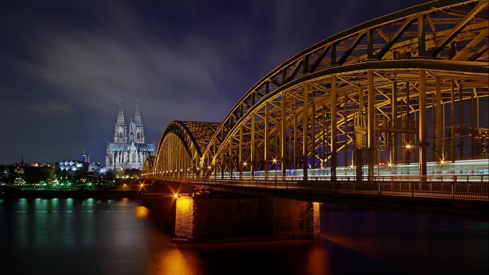 Nachts hell erleuchtet: der Kölner Dom und die Hohenzollernbrücke. Foto: Gerhard Marx / Panthermedia.net