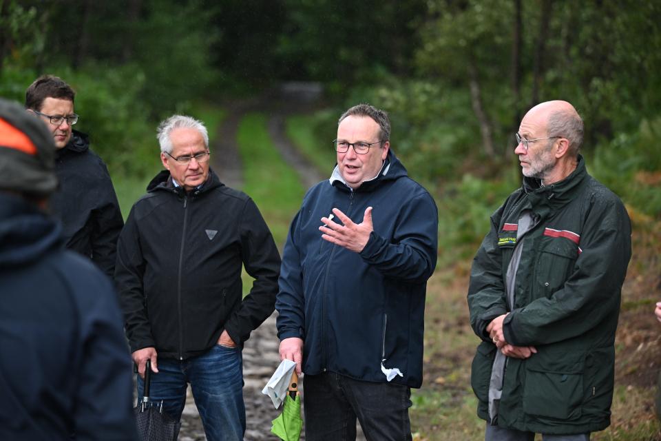 Minister Krischer am 03. August im Further Moor bei Langenfeld. Foto: MUNV/ Mark Hermenau