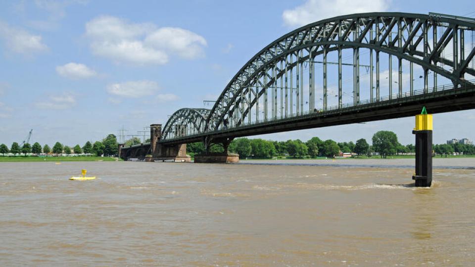 Kölner Südbrücke bei Hochwasser. Foto: Kay Augustin/panthermedia.net