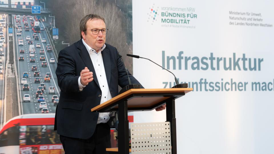 Minister Krischer zum Auftakt der Konferenz "Infrastruktur zukunftssicher machen" am 15.03.2024 in Düsseldorf.