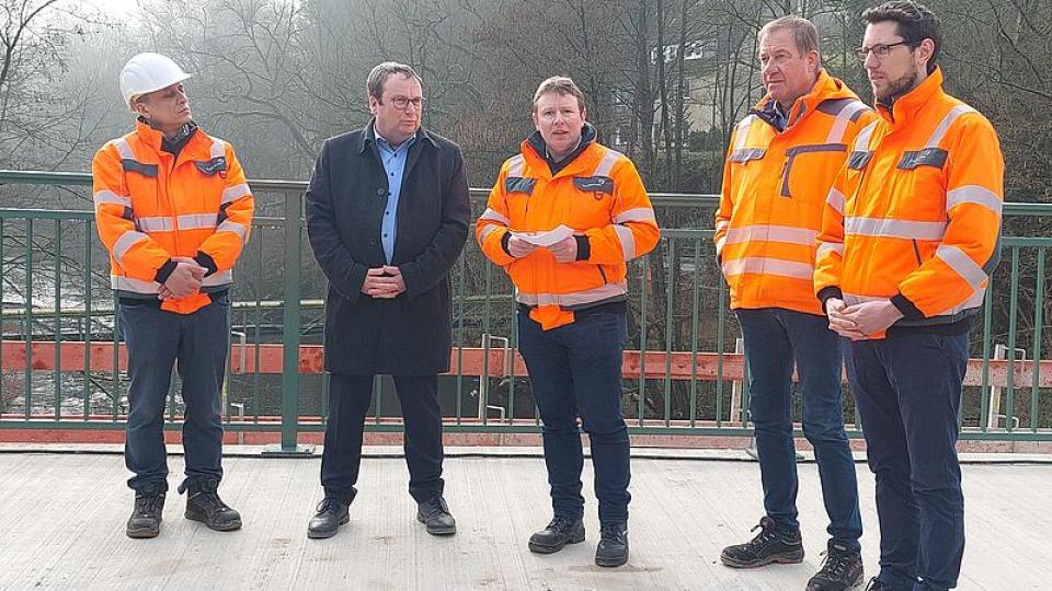 v.l.n.r. Mohamed Abodahab (Abteilung Bau, Straßen.NRW), Oliver Krischer, Thomas Raithel (Leiter der RNL Ruhr), Josef Niehues (Firma Echterhoff), Christoph Perau (Fachbereich Brückenbau, Straßen.NRW). Foto: Strassen.NRW