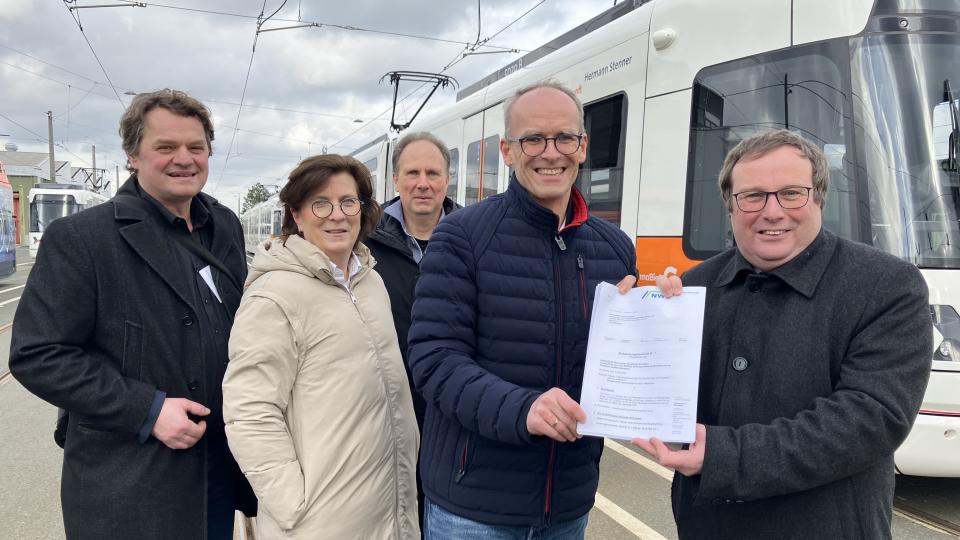 Übergabe des Förderbescheids für die Erneuerung des Stadtbahnnetzes in Bielefeld