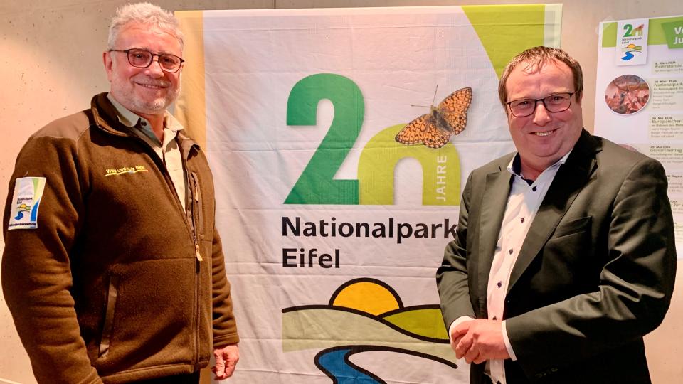 Michael Lammertz, kommissarischer Leiter der Nationalparkverwaltung, und Umweltminister Oliver Krischer (rechts) im Rahmen der Feierstunde zum 20-jährigen Jubiläum des Nationalparks am 8. März 2024. Foto: MUNV