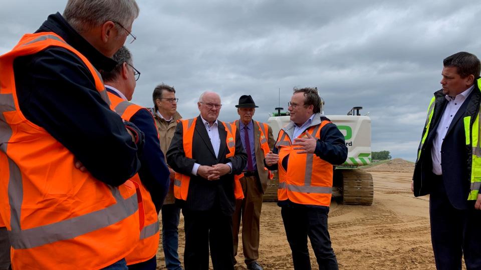 Minister Krischer macht sich ein Bild von der Deichsanierung in Rheinberg
