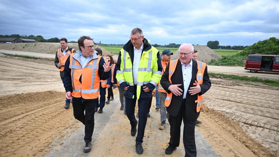 Minister Krischer macht sich ein Bild von der Deichsanierung in Rheinberg