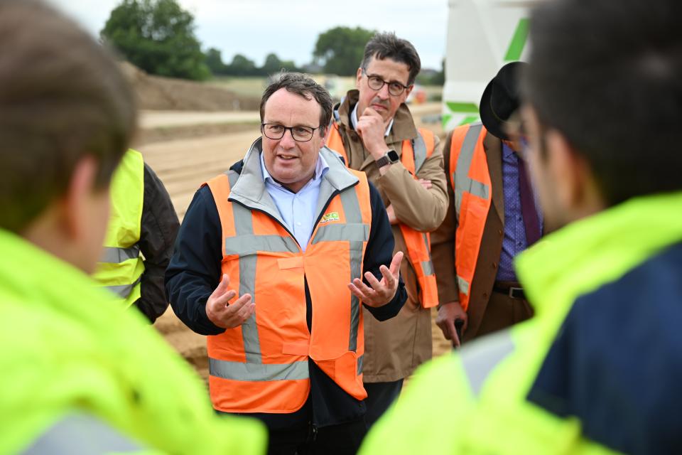 Minister Krischer macht sich ein Bild von der Deichsanierung in Rheinberg