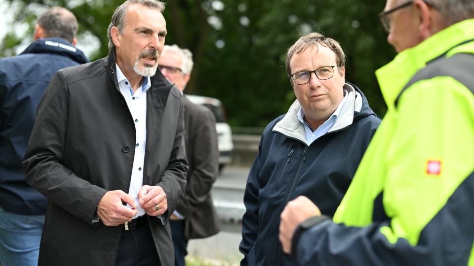 Minister Oliver Krischer besucht den Hochwassermeldepegel Oestinghausen/Ahse