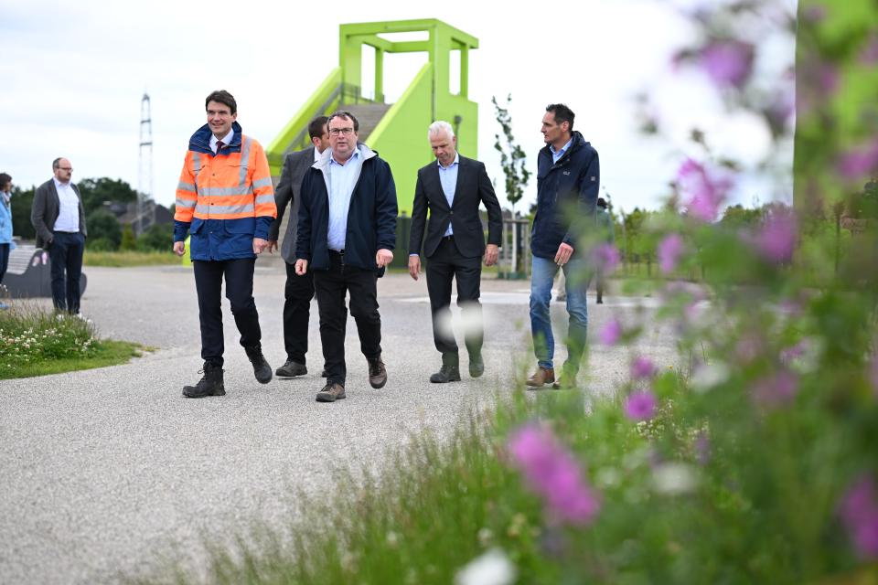 Minister Krischer informiert sich zu den Renaturierungsmaßnahmen an der Emscher