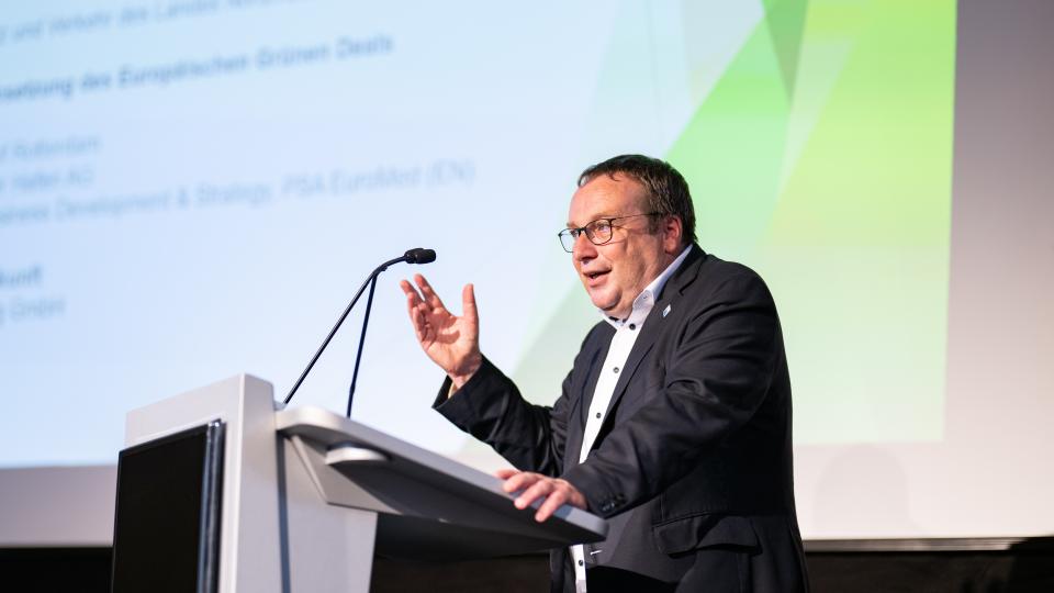 Minister Oliver Krischer spricht auf der Länderkonferenz Rhein 2024.