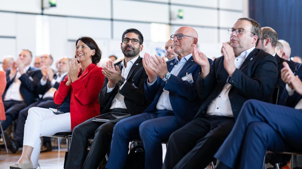 Die Verkehrsminster:innen der Rheinanrainer auf der Länderkonferenz Rhein 2024.