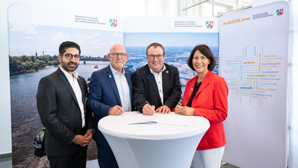 Unterzeichnung der Absichtserklärung auf der Länderkonferenz Rhein 2024.
