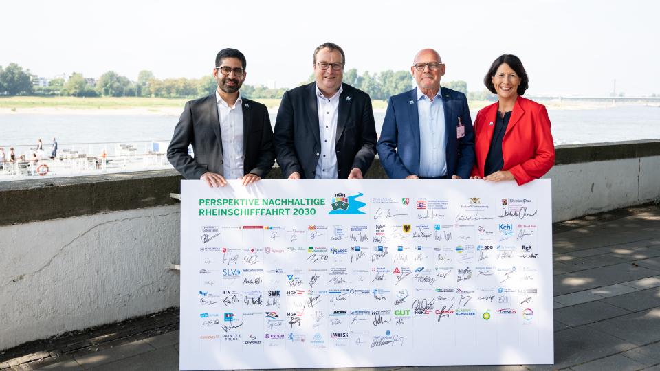 Die Verkehrsminister:innen mit der Absichtserklärung "Perspektive nachhaltige Rheinschifffahrt 2030“