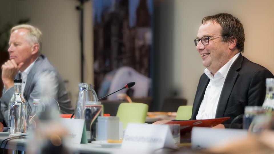 Minister Oliver Krischer eröffnet die Verkehrsministerkonferenz in Duisburg