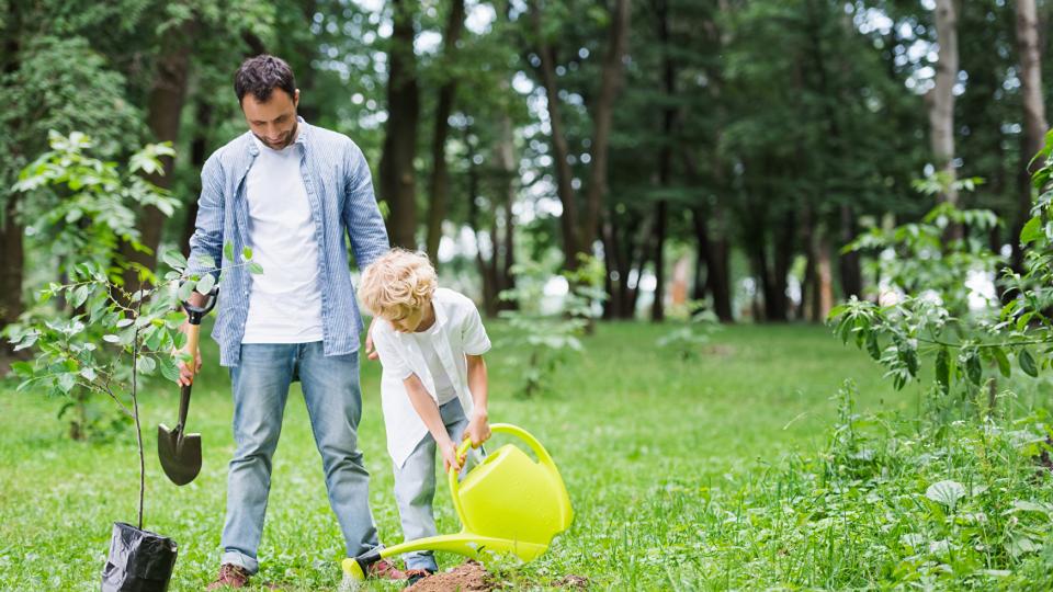 Vater und Sohn mit Gießkanne