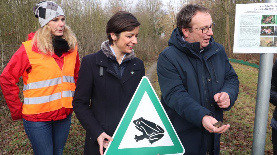 Amphibien-Schutz in Erftstadt: Umweltminister Oliver Krischer beim Besuch der Initiative.