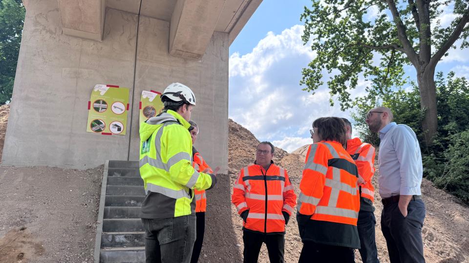 Minister Krischer besichtigt Brückensanierung in Neuss Erfttal