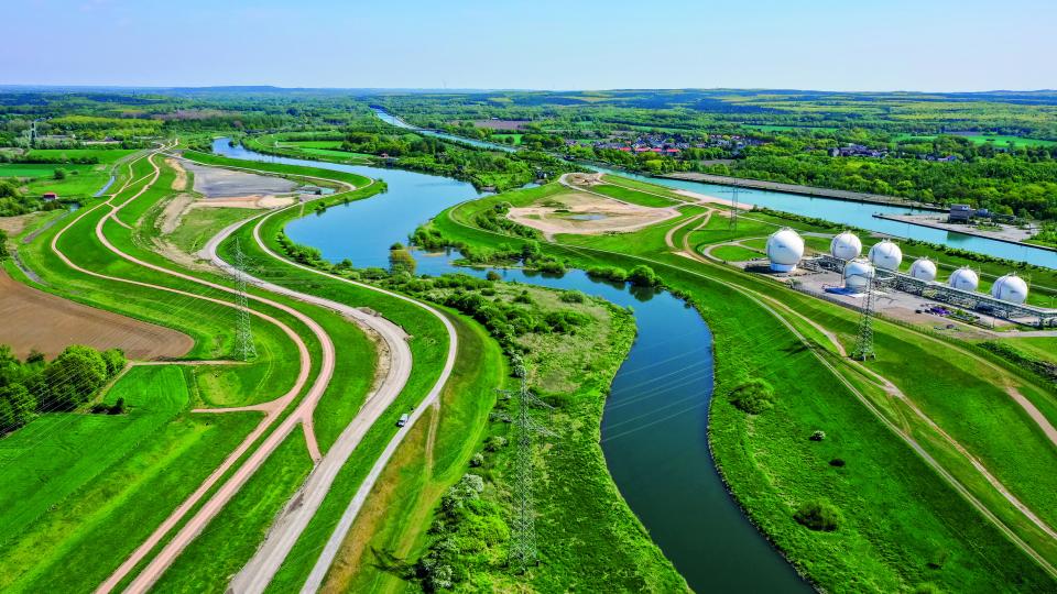In Haltern-Lippramsdorf und Marl hat der Lippeverband auf 5,6 Kilometern neue, zurückverlegte Deiche gebaut. 2022 sind noch beide Deiche - alter und neuer - erkennbar.