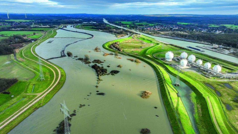 Der alte Deich ist zum Teil schon abgebaut, in Teilen ist er noch vorhanden, aber in der Höhe reduziert. Beim Hochwasser im Dezember 2023 waren die Auen auf beiden Seiten des Flusses überschwemmt und der alte Restdeich überflutet. Der neue Deich hat seine Schutzfunktion erfüllt.