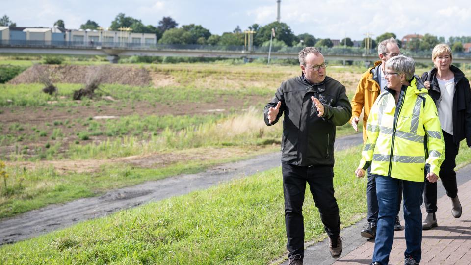 Minister Krischer besichtigt Hochwasserschutz-Maßnahmen