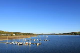 Der Möhnesee im Kreis Soest wird durch die Möhnetalsperre angestaut. 