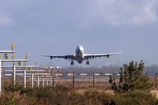 Flugzeug im Landeanflug. 