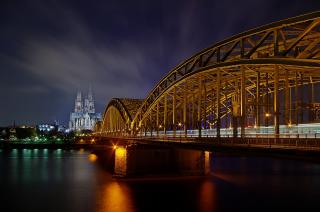 Nachts hell erleuchtet: der Kölner Dom und die Hohenzollernbrücke. Foto: Gerhard Marx / Panthermedia.net