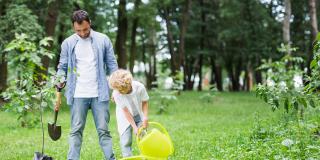 Vater und Sohn mit Gießkanne