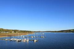 Der Möhnesee im Kreis Soest wird durch die Möhnetalsperre angestaut. 