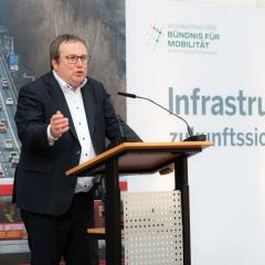Minister Krischer zum Auftakt der Konferenz "Infrastruktur zukunftssicher machen" am 15.03.2024 in Düsseldorf