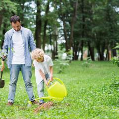 Vater und Sohn mit Gießkanne