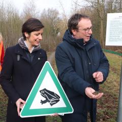 Amphibien-Schutz in Erftstadt: Umweltminister Oliver Krischer beim Besuch der Initiative.